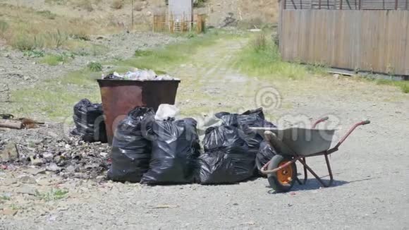垃圾袋并回收绿色垃圾桶街上的垃圾桶来自废塑料垃圾桶和视频的预览图