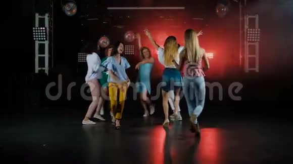 在一家时尚的夜总会的舞池里快乐的女人随着派对的音乐和其他女朋友跳舞视频的预览图
