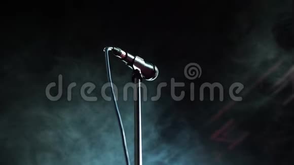 舞台台上有一根绳子的银色麦克风烟雾机背景上的烟雾视频的预览图