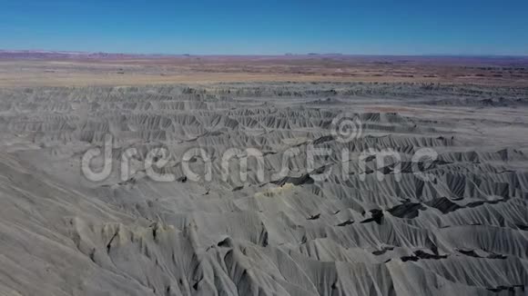 峡谷空中景观中的钢灰色砂岩山脉视频的预览图