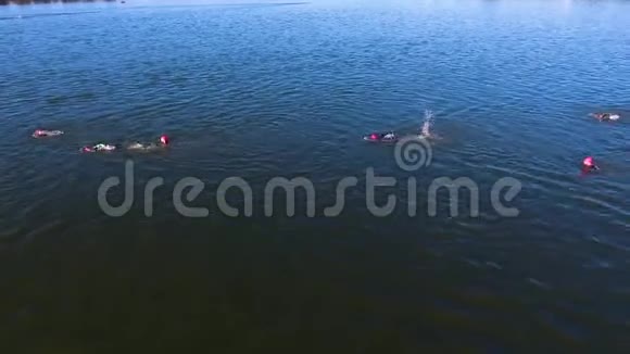 铁人三项赛群的空中比赛在河边的游泳舞台上进行视频的预览图
