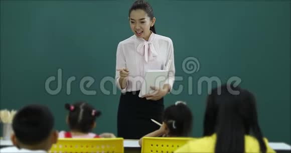 在课堂上亚洲老师教学生视频的预览图