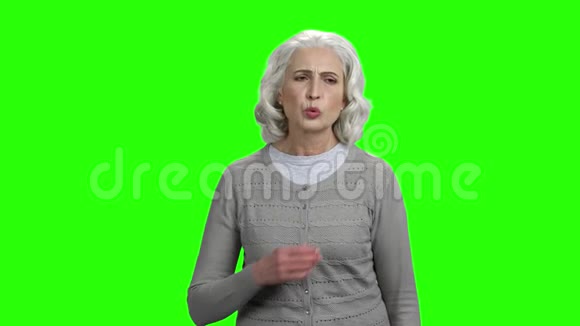 老年妇女胸部疼痛视频的预览图