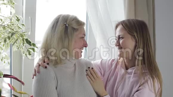母女俩在谈话心满意足地拥抱着视频的预览图
