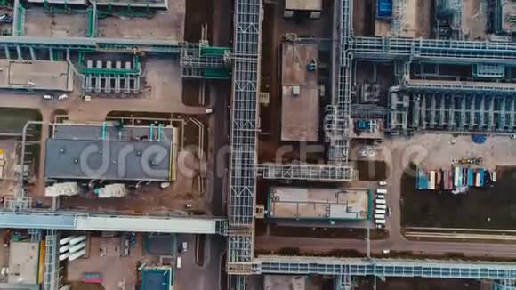 有建筑的炼油厂上方的空中运动视频的预览图