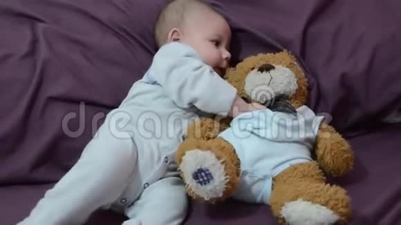 可爱的4个月小男孩咬泰迪熊视频的预览图
