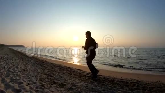 日落时分在沙滩上奔跑视频的预览图