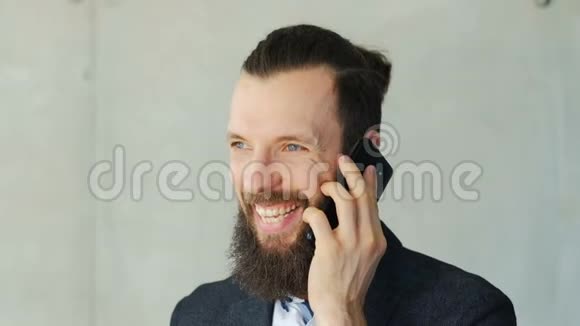 商务沟通友好的男人说话电话视频的预览图