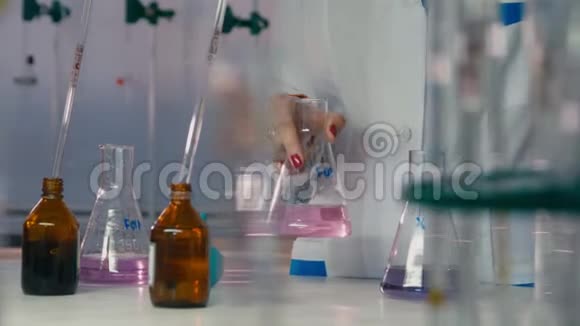 女科学家将试剂滴入上表的液体样品中视频的预览图