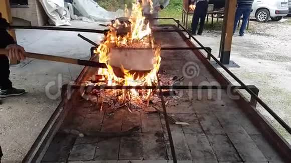 用传统的平底锅煮栗子的烧烤视频的预览图