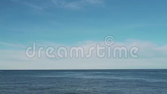 开阔的海洋和蓝天视频的预览图