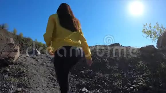 徒步旅行的女人到山顶享受并举起双手视频的预览图