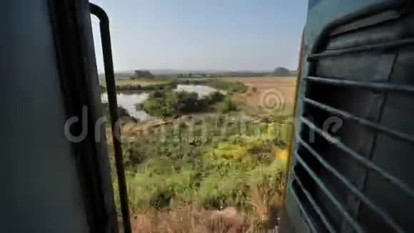 从火车站台上观看印度南部的自然和湖泊视频的预览图