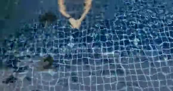 戴眼镜的人在泳池里游泳视频的预览图