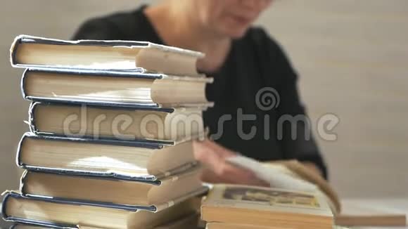 图书管理员在试用后检查图书女人在图书馆翻阅书籍知识的概念阅读视频的预览图