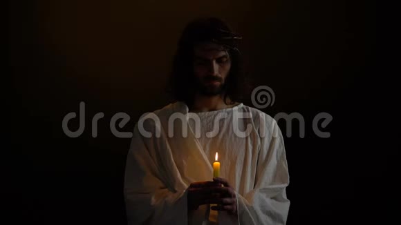 神儿在荆棘冠举蜡烛圣洁的烈士为人祈祷善良视频的预览图