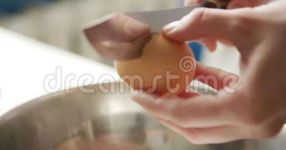 用刀子打开鸡蛋的人视频的预览图