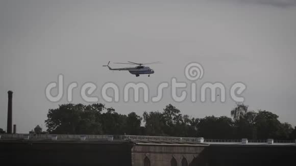 直升机在低空飞行日落时降落的直升机视频的预览图