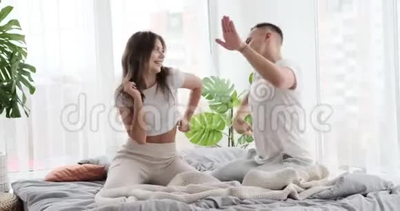 在家里的床上跳舞的情侣视频的预览图