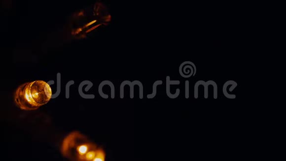 黑色背景上闪烁的圣诞灯视频的预览图