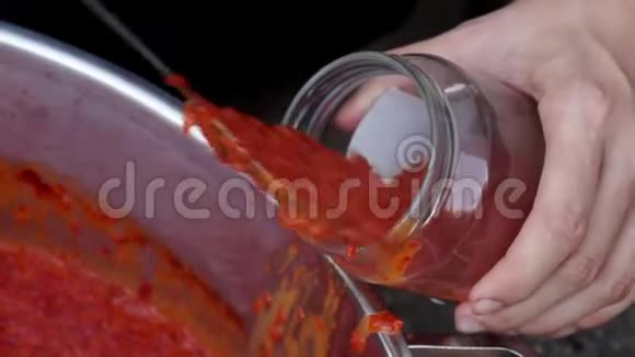 烹制红辣椒美味的烤红辣椒视频的预览图