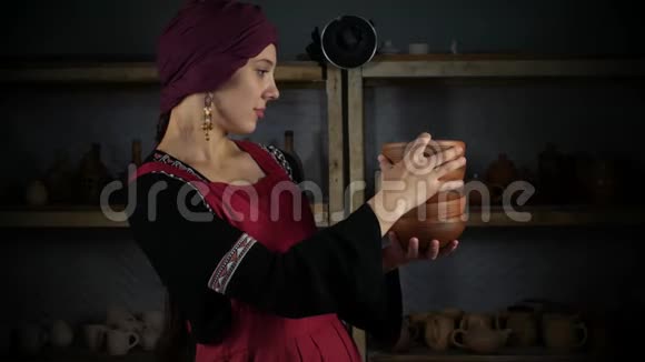 一个穿着土耳其民族服装的女人摆姿势拍照视频的预览图