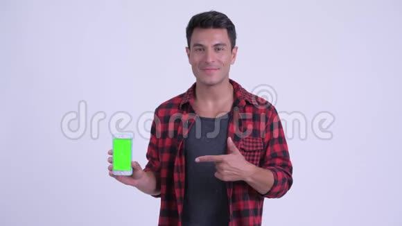 快乐的西班牙年轻时髦男人带着电话竖起大拇指视频的预览图