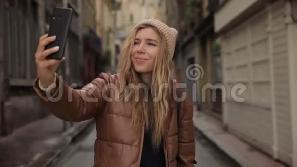 英俊的欧洲年轻女性自拍超级连接朋友和家人的聊天和手机短信使用视频的预览图