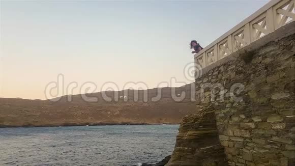 希腊安德罗斯岛上的女人缓慢地看到风景视频的预览图