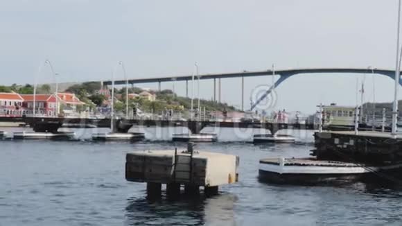 美丽的景色移动浮舟艾玛女王大桥横跨圣安娜湾视频的预览图