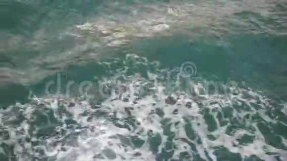 蓝色海水带船迹水沫痕迹在船后视频的预览图