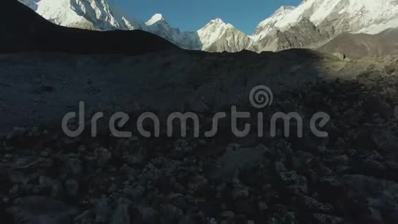 普莫里灵特伦Khumbutse和Nuptse山脉喜马拉雅山尼泊尔鸟瞰图视频的预览图