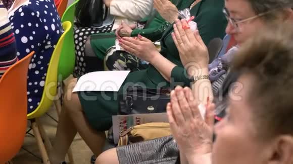 一群年长的女人正在礼堂里祈祷视频的预览图