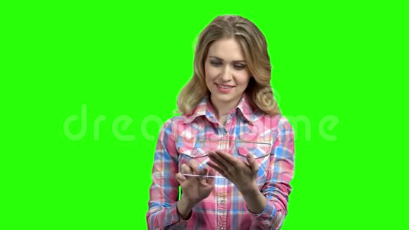 漂亮的女孩使用未来主义透明平板电脑视频的预览图