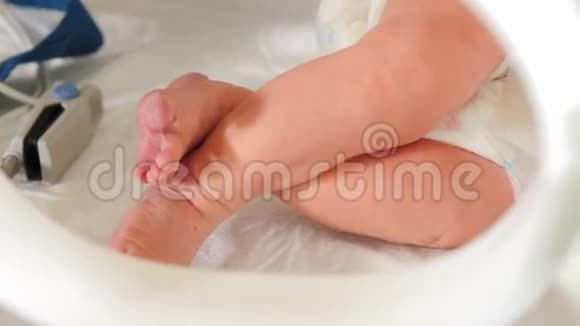 在重症监护室康复的早产儿女婴移动的脚的特写镜头重症监护室早产儿视频的预览图