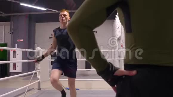 拳击手在环边跳绳和私人教练一起训练视频的预览图