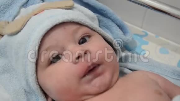 4个月大的男婴洗澡后头上戴蓝色毛巾视频的预览图