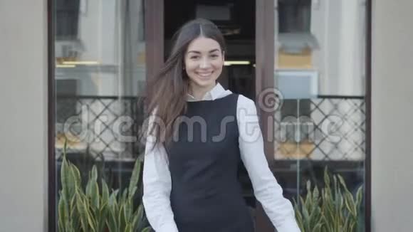 一幅可爱可爱自信年轻的女人在露台上欢快地跳舞的肖像女商人视频的预览图