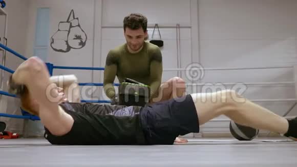 拳击手的个人训练和他的教练一起做体操视频的预览图