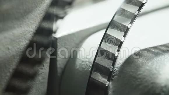 黑色背景投影机中的旧磁带视频视频的预览图