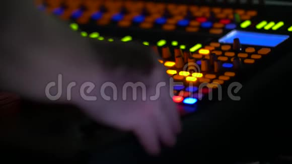 声音工程师控制台在黑暗中视频的预览图