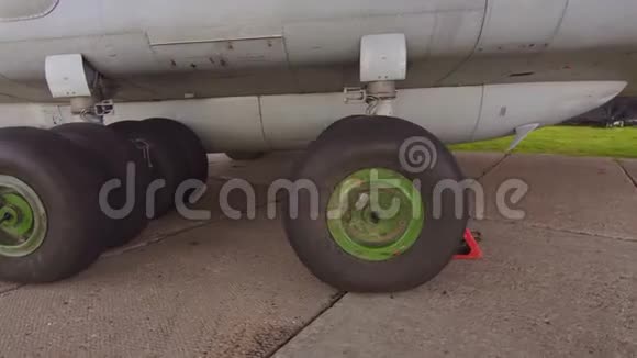机场客机磨损的轮胎视频的预览图