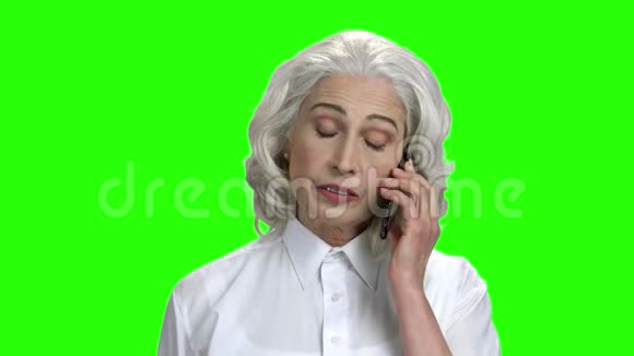 严肃的老妇人在电话里说话视频的预览图