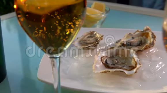 从香槟到牡蛎的全景视频的预览图