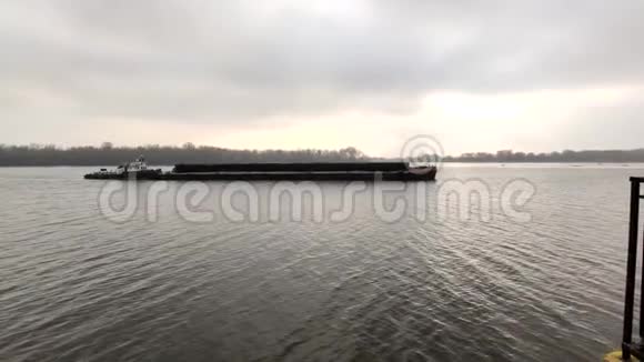 河上漂浮的驳船利用干货船运输可回收材料视频的预览图
