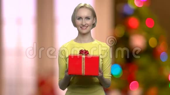 女人在抽象的圣诞节背景上送礼物视频的预览图