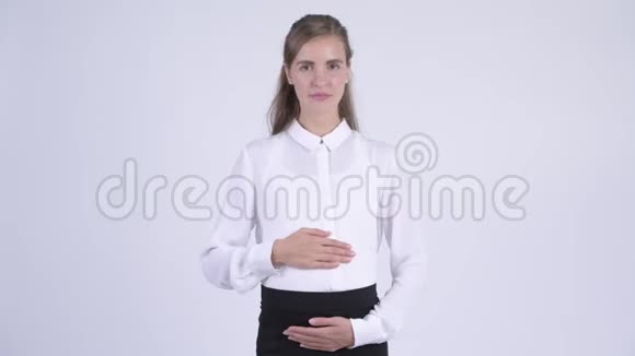 年轻快乐的怀孕女商人指指点点说话视频的预览图