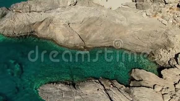 绿松石海波和十二柱岩形成的空中伟大的海洋道路视频的预览图