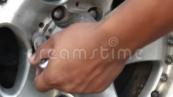 机械手转动车轮上的螺母视频的预览图