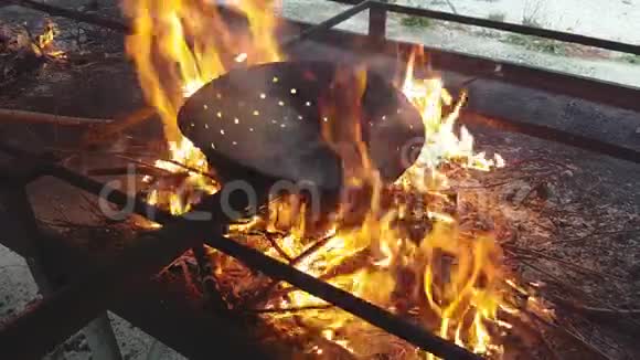 在火焰上用特制的平底锅煮制的栗子视频的预览图